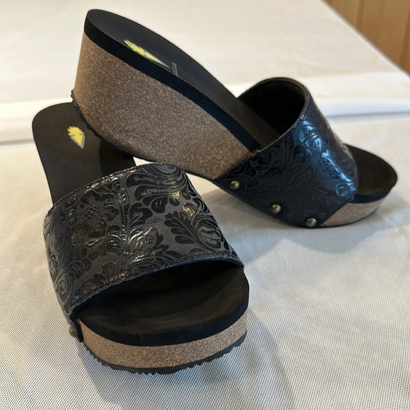 Volatile Black Platform Wedge Slides with Embossed Design - Picture 4 of 7